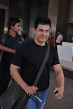 Aamir Khan arrives from auto rickshaw son_s wedding in Benares in Domestic Airport, Mumbai on 26th April 2012 (10).JPG
